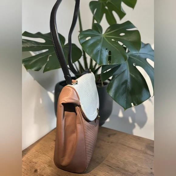 Emporio Armani leather crossbody bag - Picture 4 of 11